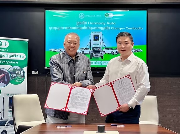 Charge+ Cambodia và Harmony Auto ký kết Biên bản ghi nhớ, chung tay thúc đẩy tương lai xe điện tại Campuchia.